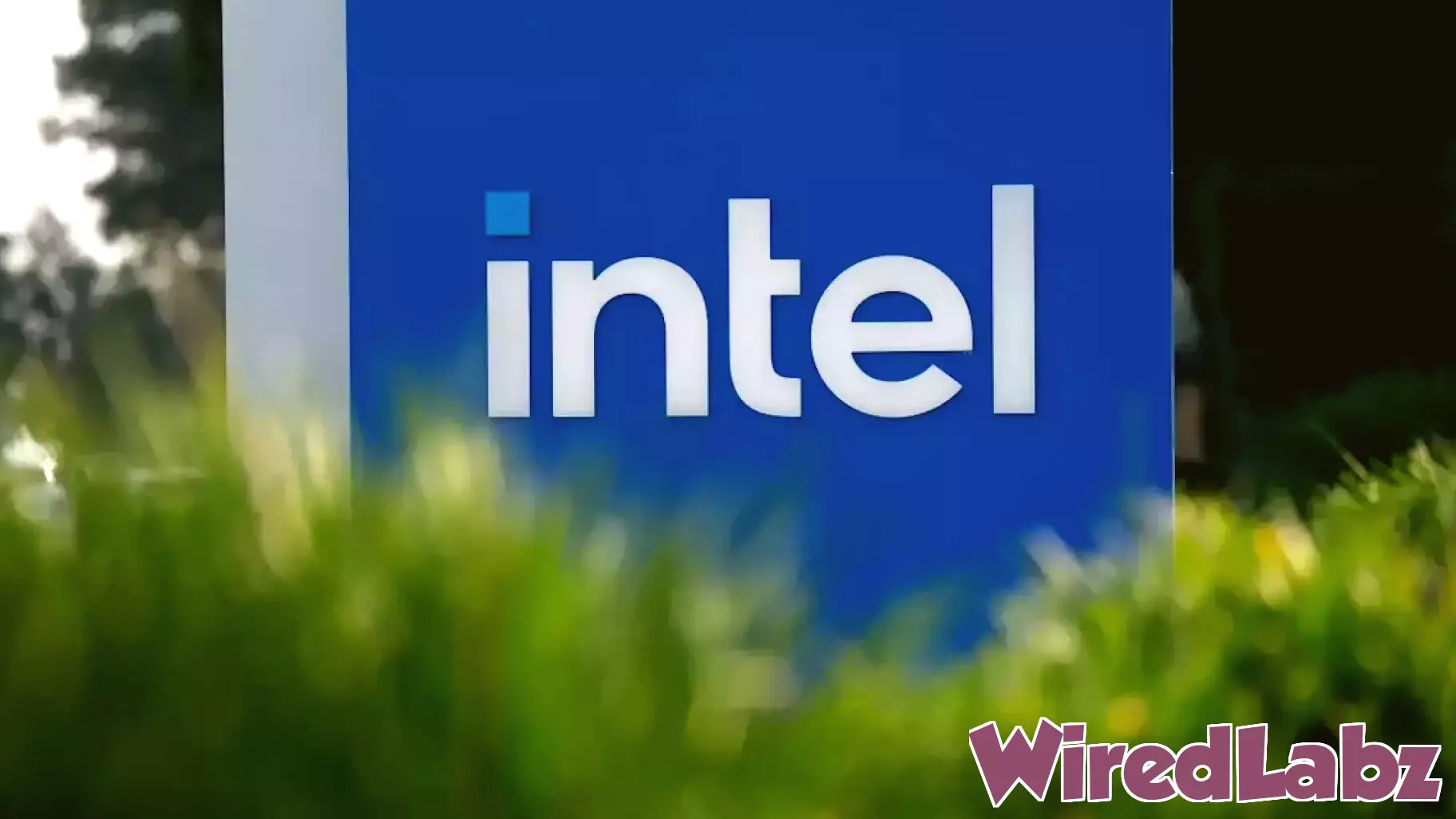 Intel and Lens Technology Join Forces for Advanced Semiconductor Packaging